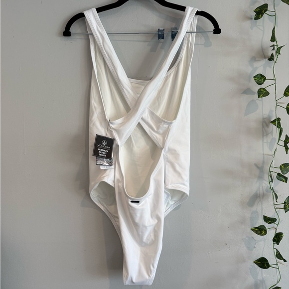 Volcom one piece - Picture 4 of 5